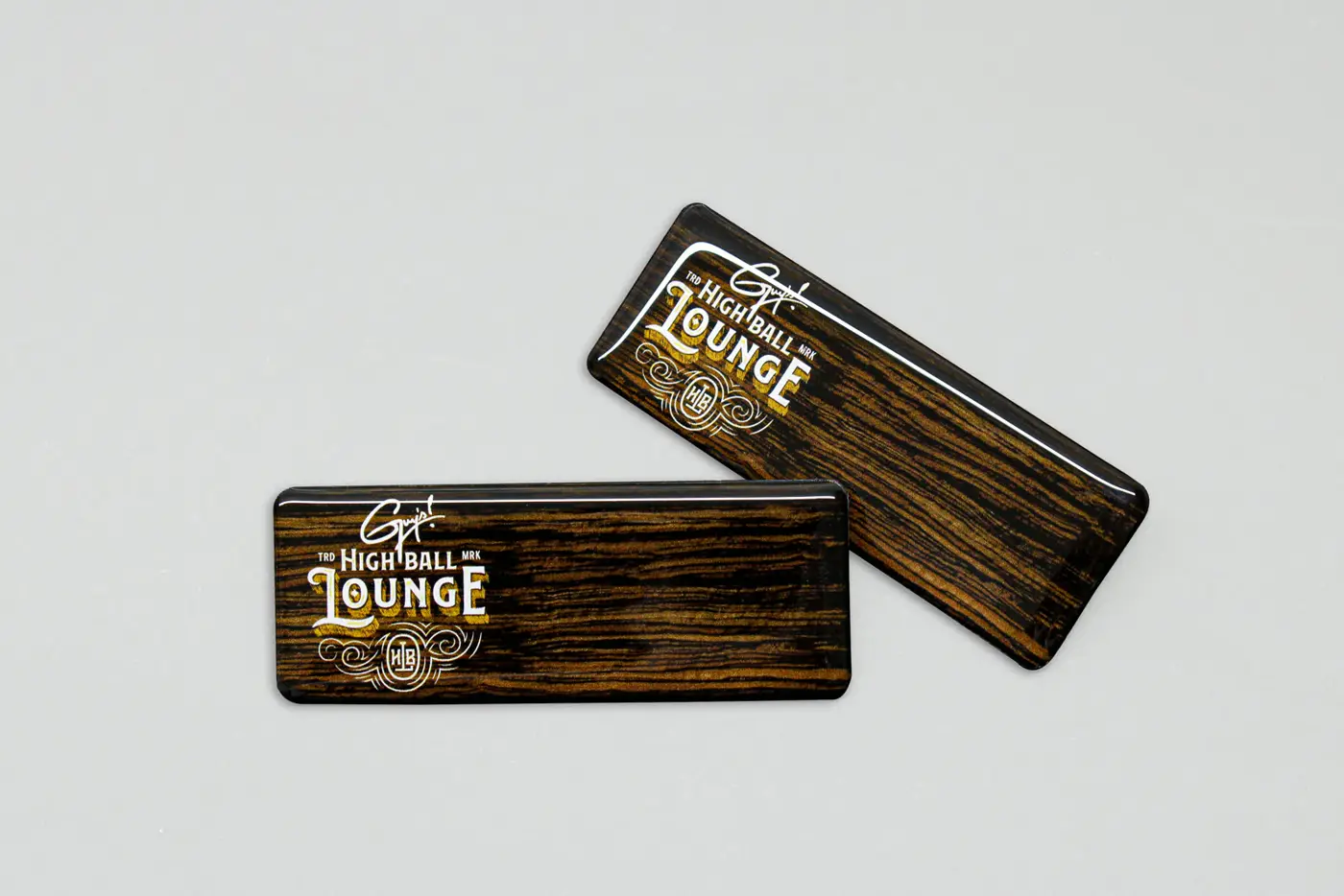 Gafete premium acabado blanco para High Ball Lounge